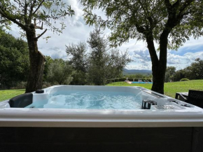 Cottage con Jacuzzi e piscina immersa nel verde Loano